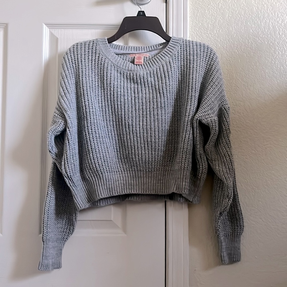 Super cute gray sweater with puffy sleeves.